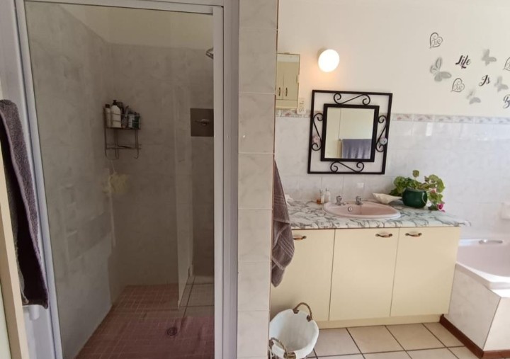 5 Bedroom Property for Sale in Wavecrest Eastern Cape